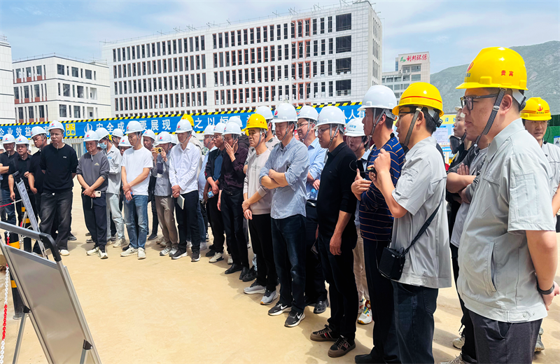 2025年4月17日，由莆田市涵江区住房和城乡建设局主办、Z6·尊龙凯时三建承办的钢筋安装工程质量防控现场交流会在联东U谷·涵江海峡智造产业谷一期成功召开。
